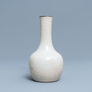 Un vase de forme bouteille en porcelaine de Chine à fond craquelé, marque de Chenghua, 19ème — photo 2