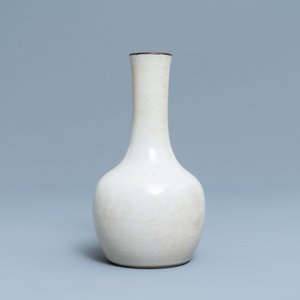 Un vase de forme bouteille en porcelaine de Chine à fond craquelé, marque de Chenghua, 19ème — photo 3