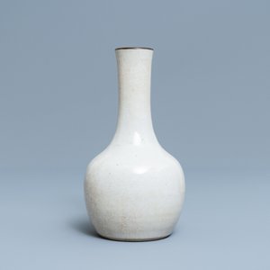 Un vase de forme bouteille en porcelaine de Chine à fond craquelé, marque de Chenghua, 19ème — photo 4