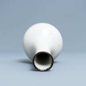 Un vase de forme bouteille en porcelaine de Chine à fond craquelé, marque de Chenghua, 19ème — photo 6