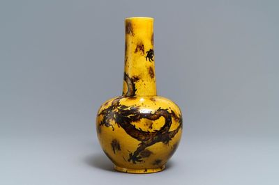 Un vase de forme bouteille en porcelaine de Chine à fond jaune, marque de Qianlong, 19/20ème