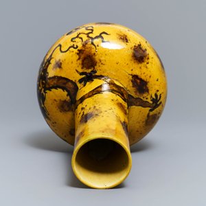 Un vase de forme bouteille en porcelaine de Chine à fond jaune, marque de Qianlong, 19/20ème — photo 6