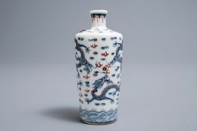 Un vase de forme bouteille en porcelaine de Chine bleu, blanc et rouge, marque de Kangxi, 19/20ème