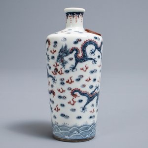 Un vase de forme bouteille en porcelaine de Chine bleu, blanc et rouge, marque de Kangxi, 19/20ème — photo 3