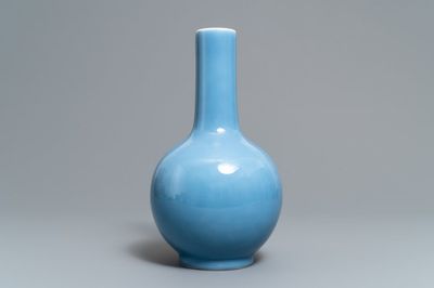 Un vase de forme bouteille en porcelaine de Chine bleu de lavende monochrome, 19/20ème