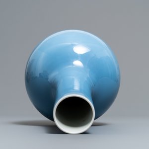 Un vase de forme bouteille en porcelaine de Chine bleu de lavende monochrome, 19/20ème — photo 5