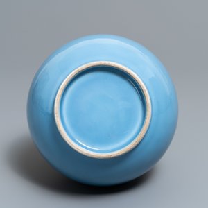 Un vase de forme bouteille en porcelaine de Chine bleu de lavende monochrome, 19/20ème — photo 6