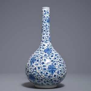Un vase de forme bouteille en porcelaine de Chine bleu et blanc, 18/19ème — photo 1
