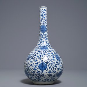Un vase de forme bouteille en porcelaine de Chine bleu et blanc, 18/19ème — photo 2