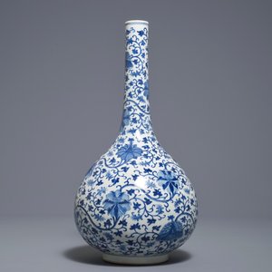 Un vase de forme bouteille en porcelaine de Chine bleu et blanc, 18/19ème — photo 3