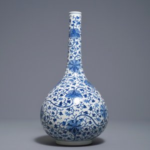 Un vase de forme bouteille en porcelaine de Chine bleu et blanc, 18/19ème — photo 5