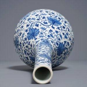 Un vase de forme bouteille en porcelaine de Chine bleu et blanc, 18/19ème — photo 6