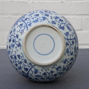 Un vase de forme bouteille en porcelaine de Chine bleu et blanc, 18/19ème — photo 9