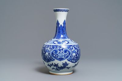 Un vase de forme bouteille en porcelaine de Chine bleu et blanc, 19ème