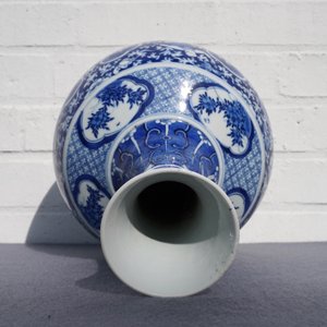 Un vase de forme bouteille en porcelaine de Chine bleu et blanc, 19ème — photo 12