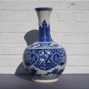 Un vase de forme bouteille en porcelaine de Chine bleu et blanc, 19ème — photo 8