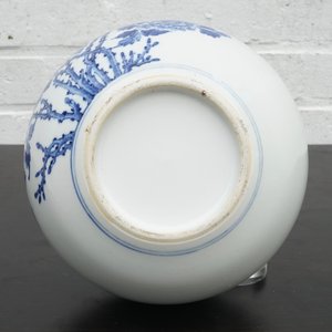 Un vase de forme bouteille en porcelaine de Chine bleu et blanc, 20ème — photo 11