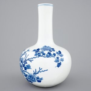 Un vase de forme bouteille en porcelaine de Chine bleu et blanc, 20ème — photo 2