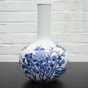 Un vase de forme bouteille en porcelaine de Chine bleu et blanc, 20ème — photo 7