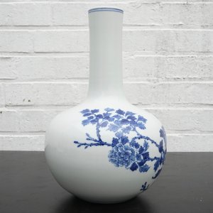 Un vase de forme bouteille en porcelaine de Chine bleu et blanc, 20ème — photo 8