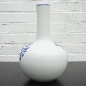 Un vase de forme bouteille en porcelaine de Chine bleu et blanc, 20ème — photo 9