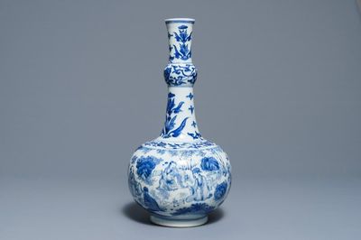 Un vase de forme bouteille en porcelaine de Chine bleu et blanc à décor figuratif, époque Transition