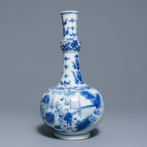 Un vase de forme bouteille en porcelaine de Chine bleu et blanc à décor figuratif, époque Transition — photo 2