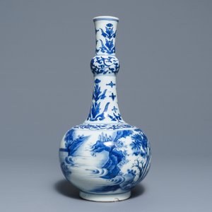 Un vase de forme bouteille en porcelaine de Chine bleu et blanc à décor figuratif, époque Transition — photo 3