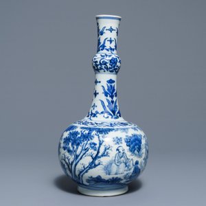 Un vase de forme bouteille en porcelaine de Chine bleu et blanc à décor figuratif, époque Transition — photo 4