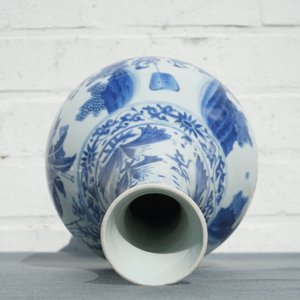 Un vase de forme bouteille en porcelaine de Chine bleu et blanc à décor figuratif, époque Transition — photo 12