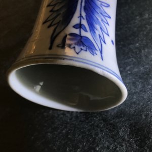 Un vase de forme bouteille en porcelaine de Chine bleu et blanc à décor figuratif, époque Transition — photo 15