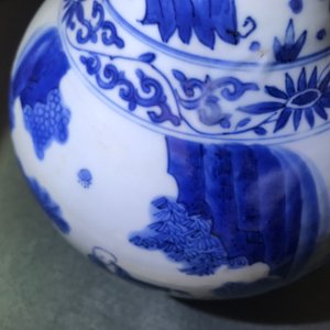 Un vase de forme bouteille en porcelaine de Chine bleu et blanc à décor figuratif, époque Transition — photo 17