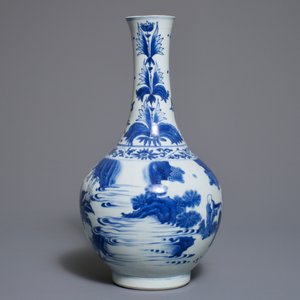 Un vase de forme bouteille en porcelaine de Chine bleu et blanc à décor figuratif, époque Transition — photo 3