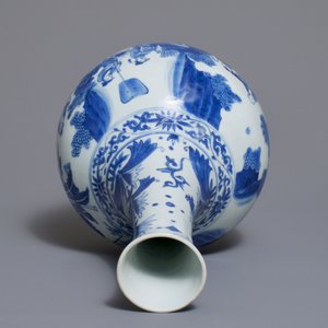 Un vase de forme bouteille en porcelaine de Chine bleu et blanc à décor figuratif, époque Transition — photo 5