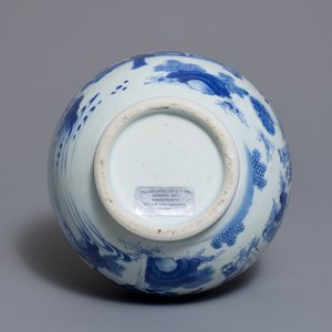 Un vase de forme bouteille en porcelaine de Chine bleu et blanc à décor figuratif, époque Transition — photo 6