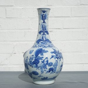 Un vase de forme bouteille en porcelaine de Chine bleu et blanc à décor figuratif, époque Transition — photo 10