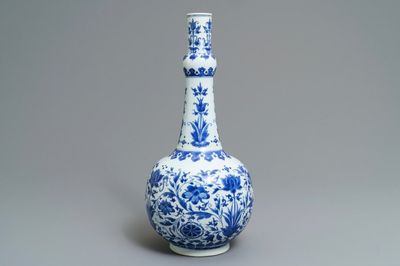 Un vase de forme bouteille en porcelaine de Chine bleu et blanc à décor floral, époque Transition