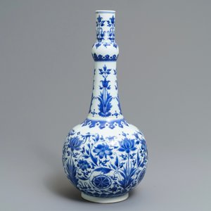 Un vase de forme bouteille en porcelaine de Chine bleu et blanc à décor floral, époque Transition — photo 3