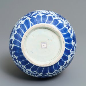Un vase de forme bouteille en porcelaine de Chine bleu et blanc à décor floral, époque Transition — photo 5