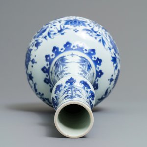 Un vase de forme bouteille en porcelaine de Chine bleu et blanc à décor floral, époque Transition — photo 6