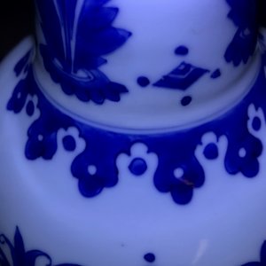Un vase de forme bouteille en porcelaine de Chine bleu et blanc à décor floral, époque Transition — photo 7