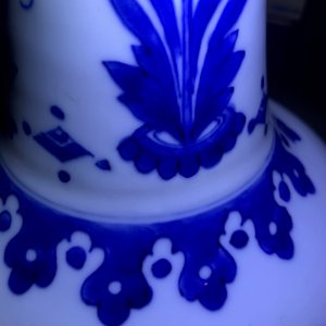 Un vase de forme bouteille en porcelaine de Chine bleu et blanc à décor floral, époque Transition — photo 8