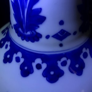 Un vase de forme bouteille en porcelaine de Chine bleu et blanc à décor floral, époque Transition — photo 9