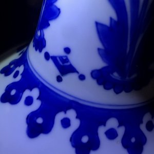 Un vase de forme bouteille en porcelaine de Chine bleu et blanc à décor floral, époque Transition — photo 10