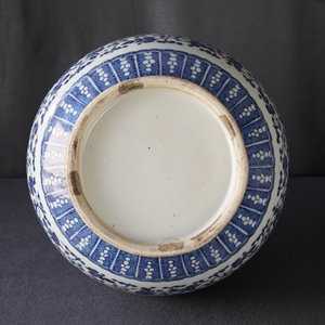 Un vase de forme bouteille en porcelaine de Chine bleu et blanc à décor floral, Qianlong — photo 14