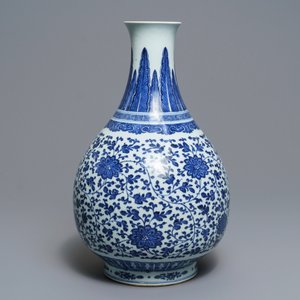 Un vase de forme bouteille en porcelaine de Chine bleu et blanc à décor floral, Qianlong — photo 3