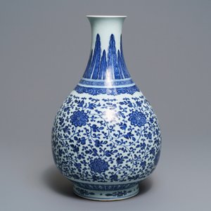 Un vase de forme bouteille en porcelaine de Chine bleu et blanc à décor floral, Qianlong — photo 4