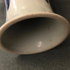 Un vase de forme bouteille en porcelaine de Chine bleu et blanc à décor floral, Qianlong — photo 9
