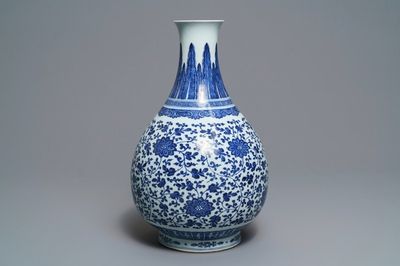 Un vase de forme bouteille en porcelaine de Chine bleu et blanc à décor floral, Qianlong
