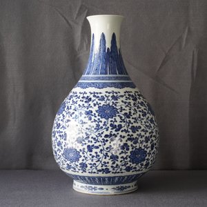 Un vase de forme bouteille en porcelaine de Chine bleu et blanc à décor floral, Qianlong — photo 12
